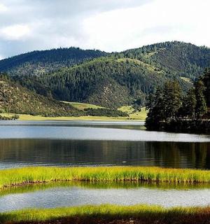 以群山为背景的湖景