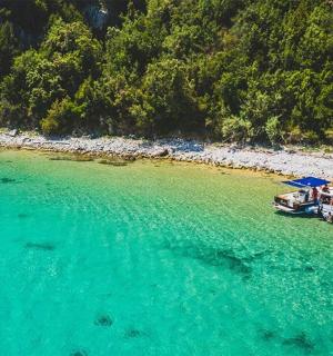 loď ve vodě vedle pláže