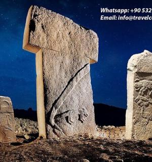 山上的一座十字架石碑