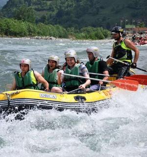 skupina lidí na voru na řece