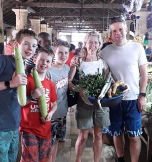 一群人站在蔬菜市场里