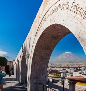 一名男子在桥上拍摄山峰