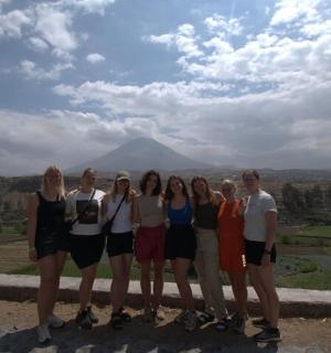 一群人站在一座山前