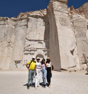 一群人站在拱门前