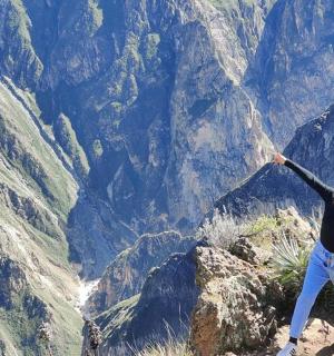 站在山顶上的女人