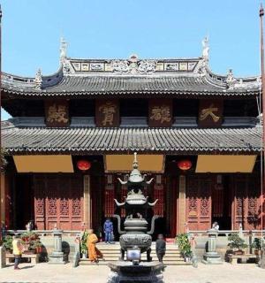 一座有宝塔的建筑，前面有喷泉