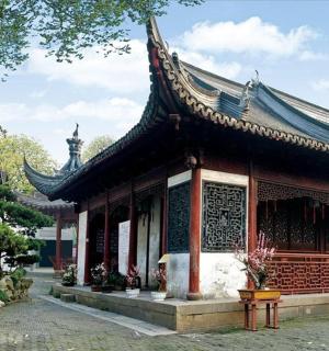 a small building with a roof in a park
