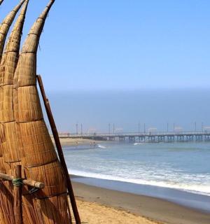 dřevěná loď na pláži u oceánu