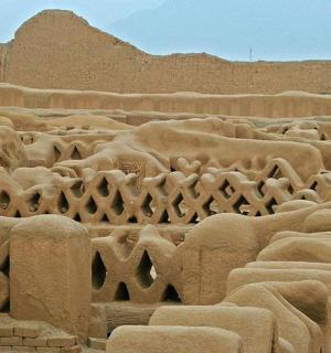 沙漠中的一大群石头建筑