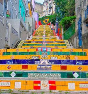 一组铺有彩色瓷砖的楼梯