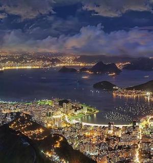 城市夜景和海港景观