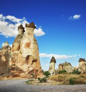 沙漠中的一组大石头