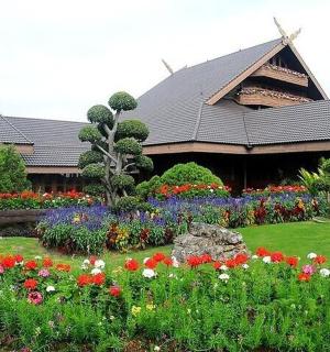 一座前面有花园的建筑