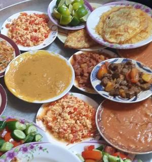 hromada různých druhů jídla na stole