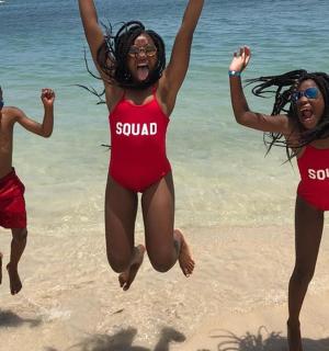 dvě dívky a chlapec skákají na pláži