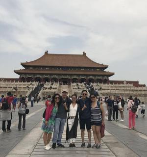 一群人站在一栋建筑物前