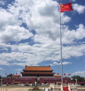 建筑物前旗杆上的红旗