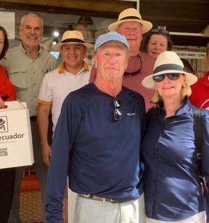 一群人摆姿势拍照