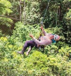 一名女子在丛林中滑索