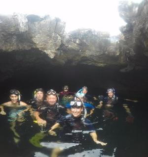 eine Gruppe von Menschen im Wasser in einer Höhle