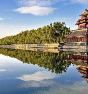 水上建筑及其在水中的倒影