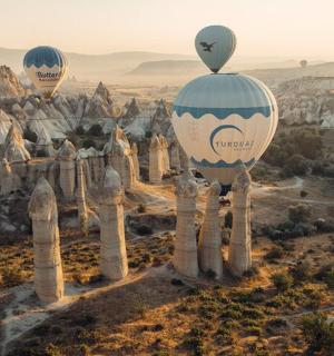 一群热气球飞越沙漠