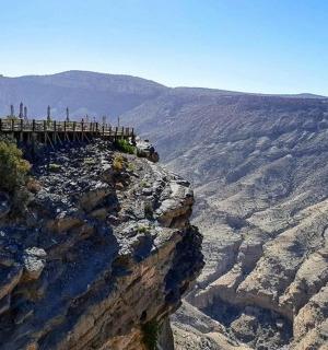 一群人站在山顶上