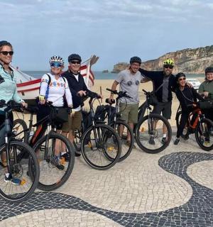 一群人在海滩上骑自行车