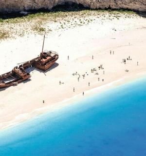 一群人在沙滩上乘船