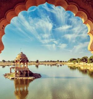 河流景观，水中有一座建筑