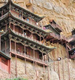 山边的一座建筑