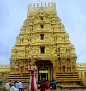 一群人站在一栋建筑物前