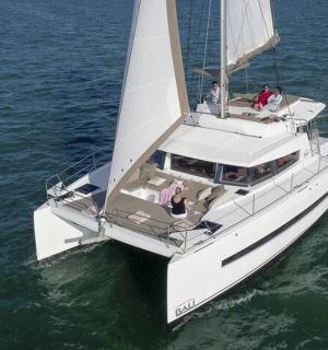 一群人在水中的帆船上