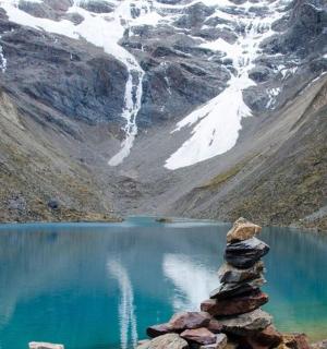 hromada kamení ležící na vrcholu jezera
