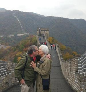 长城上接吻的一对男女