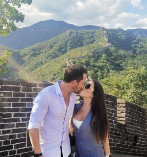 长城上接吻的男子和女子