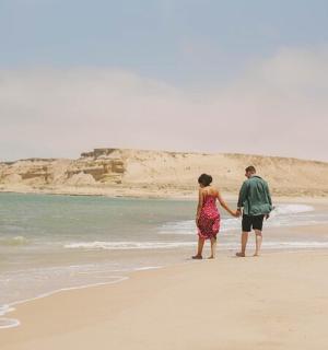 一名男子和一名女子站在海滩上