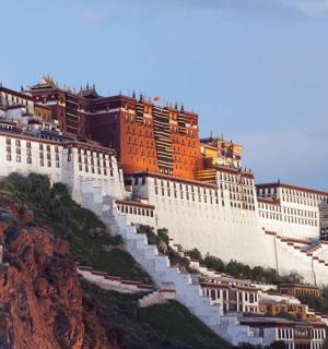 velká budova na úbočí hory