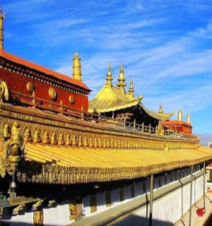 budova s červenožlutou střechou a oblohou