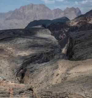 沙漠景观，背景为群山