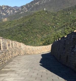 一堵石墙，背景是一座山