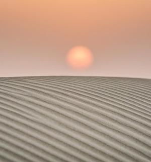 远处的沙漠景色和太阳