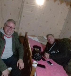 两个男人坐在床上