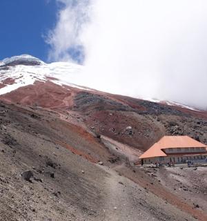一座坐落在白雪皑皑的山腰上的建筑