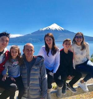 一群人在山前摆姿势拍照