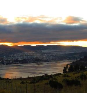 以日落为背景的河流景观