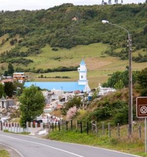 a street sign on the side of a road with a lighthouse