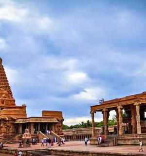 一群人站在一栋建筑物前