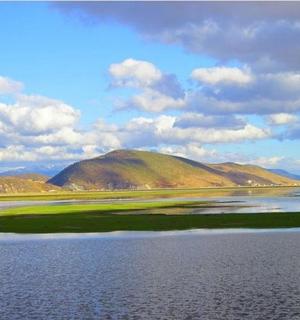 一大片水域,背景是一座山