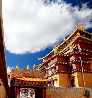 一座顶部有金尖顶的大楼